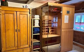 Historische Blockstube anno 1763 - Romantisches Studio-Apartment mit Infrarot-Sauna